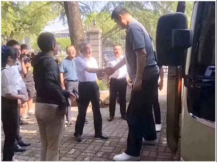 Bức ảnh về người khổng lồ Yao Ming được cộng đồng mạng lan truyền ảnh 1