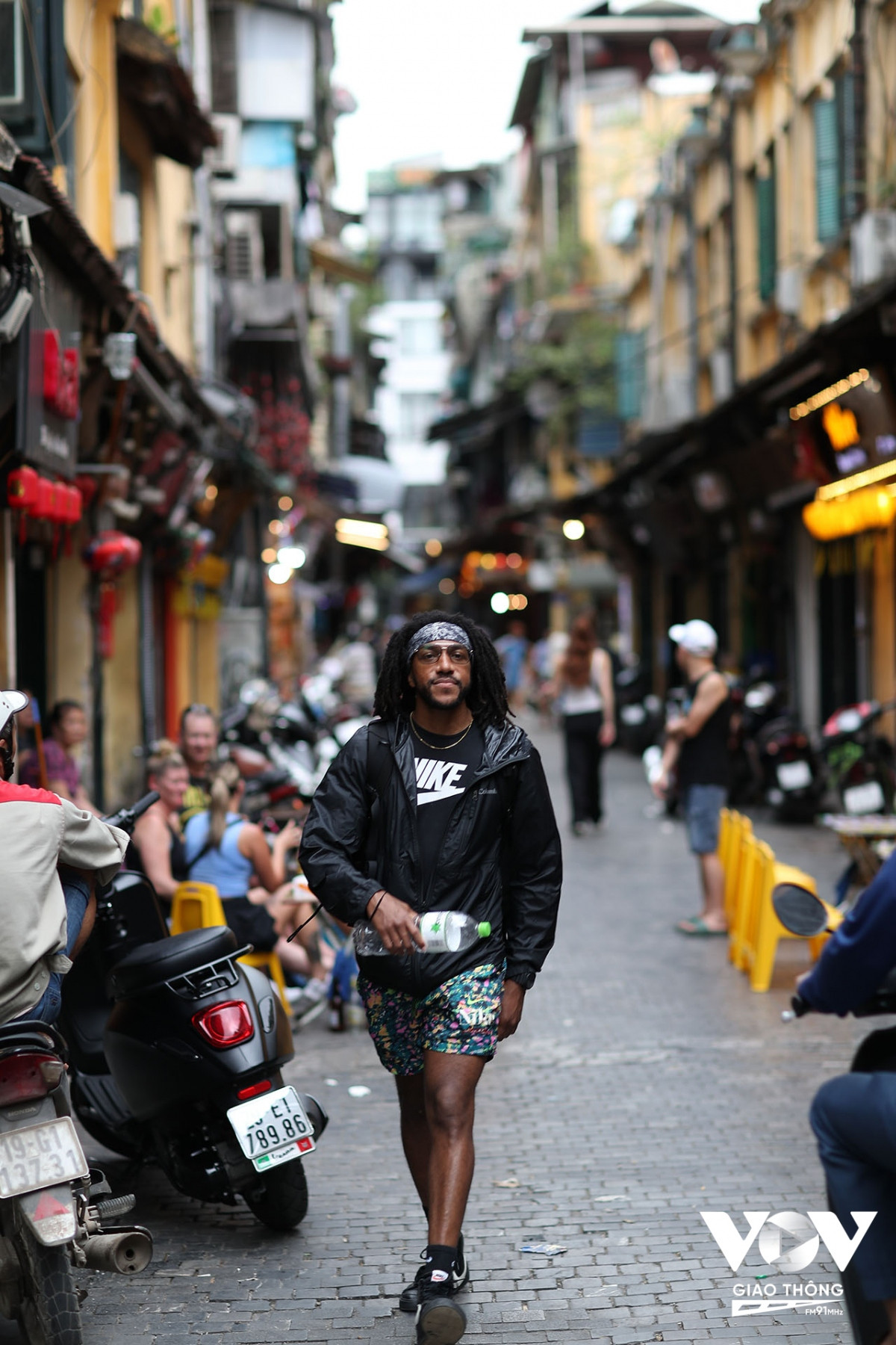 Du khách nước ngoài thăm phố cổ Tạ Hiện.