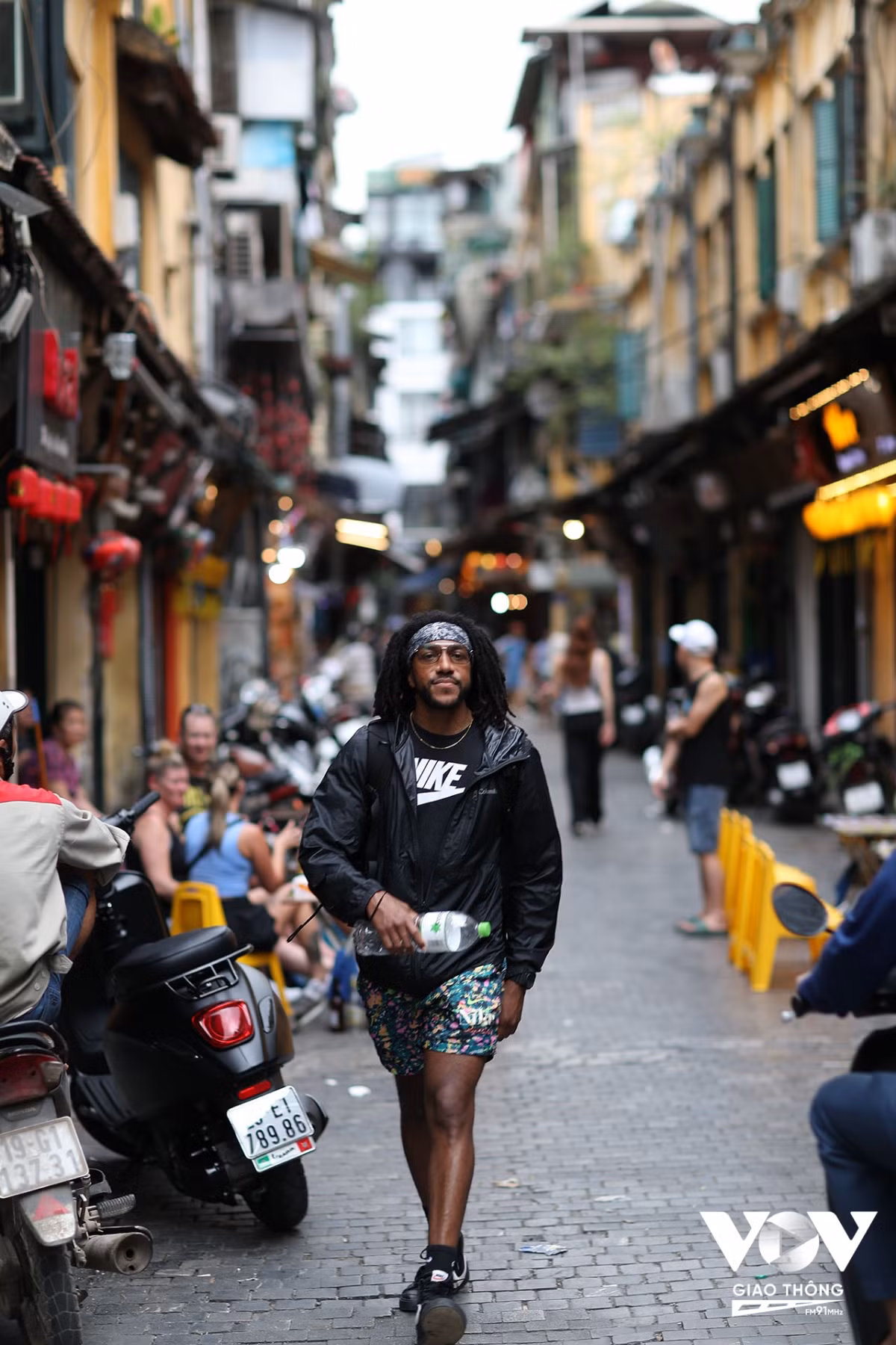 Du khách nước ngoài thăm phố cổ Tạ Hiện.