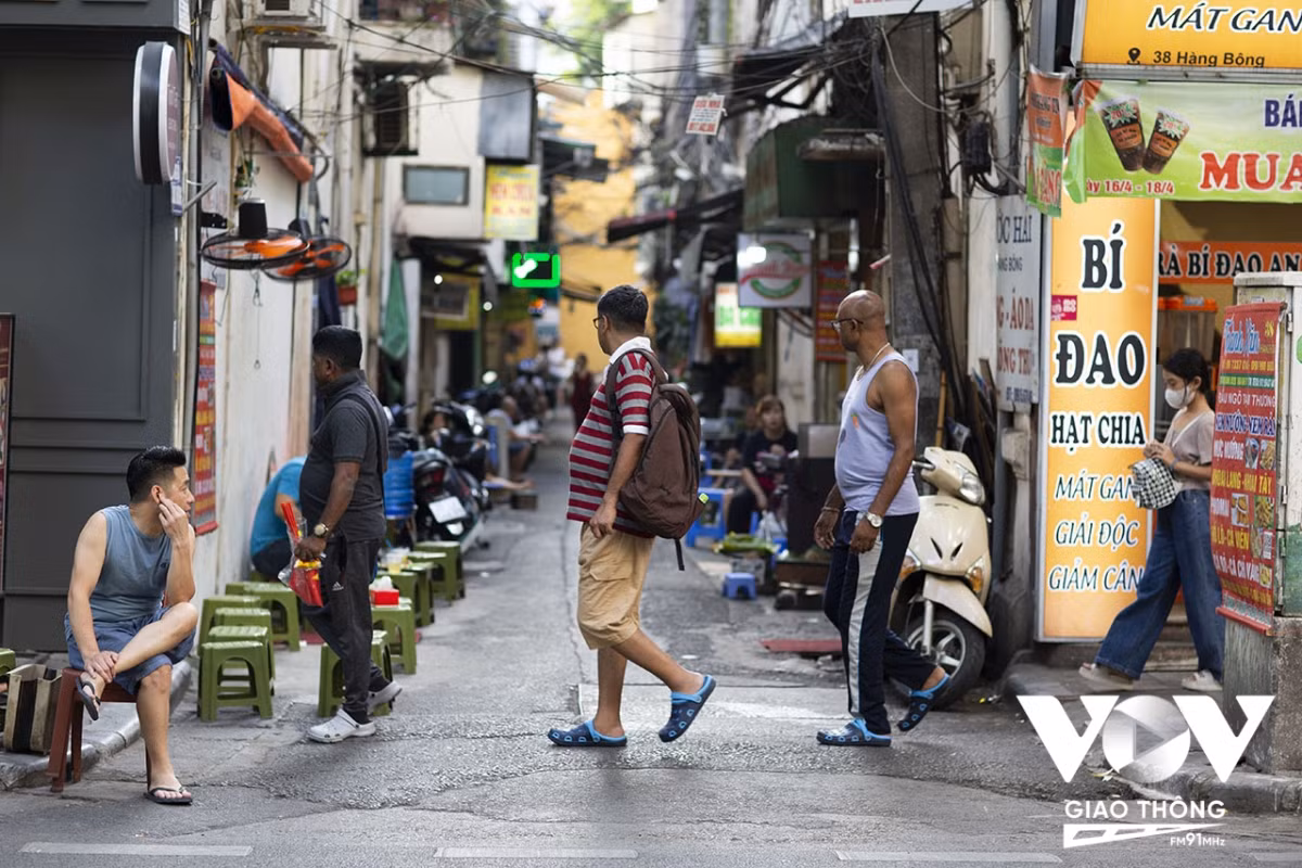 Du khách nước ngoài đi dạo phố Hà Nội trong ngày cuối tuần.