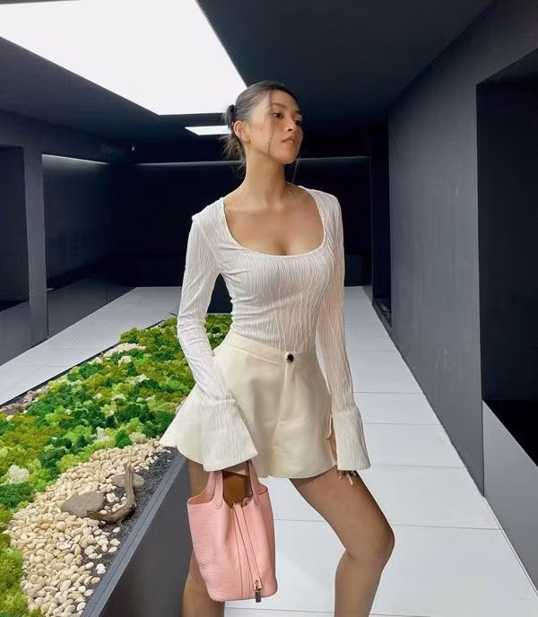 Tieu Vy tang can, nay 3 vong goi cam nho 'vuot luoi'-Hinh-6