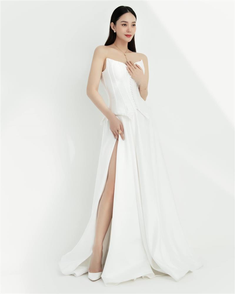 Minh Hang voc dang thon gon dau thai ky nhin phat me