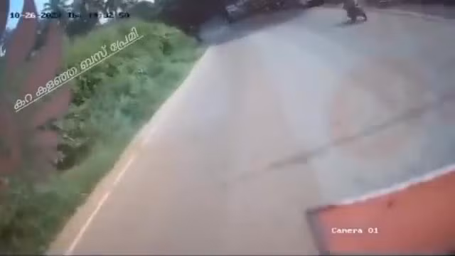 Video: Đột ngột lao sang đường, người đi xe máy bị xe buýt tông Video: Dot ngot lao sang duong, nguoi di xe may bi xe buyt tong