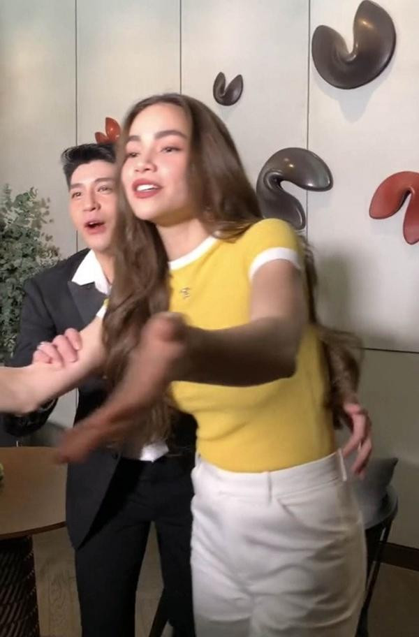 Noo Phuoc Thinh do nguoi khi bi hoi chuyen 