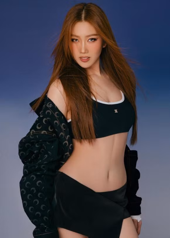 Thúy Ngân qua ảnh thật và ảnh bị quay lén khác nhau thế nào? ảnh 2