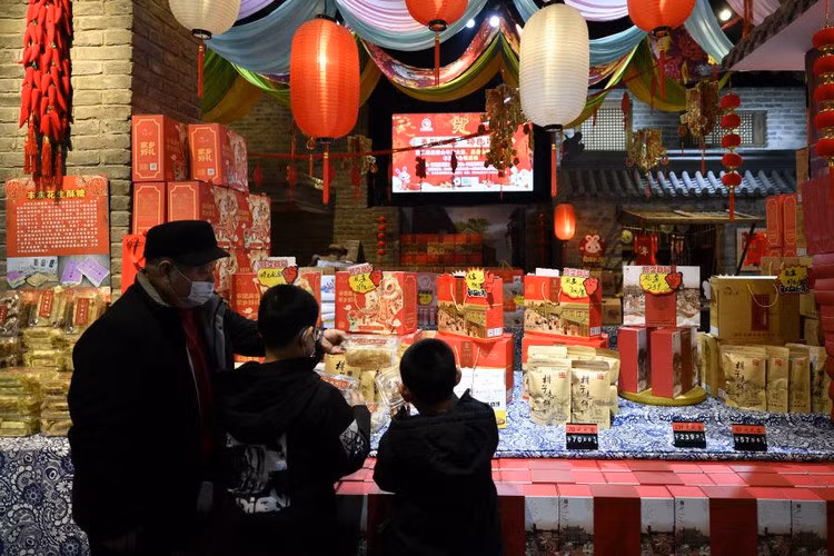 Hinh anh nguoi dan Trung Quoc ron ra chuan bi Tet