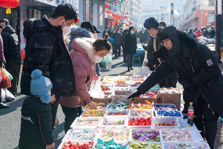 Hinh anh nguoi dan Trung Quoc ron ra chuan bi Tet-Hinh-8