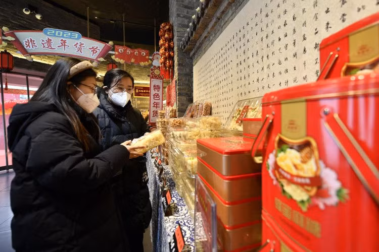 Hinh anh nguoi dan Trung Quoc ron ra chuan bi Tet-Hinh-2