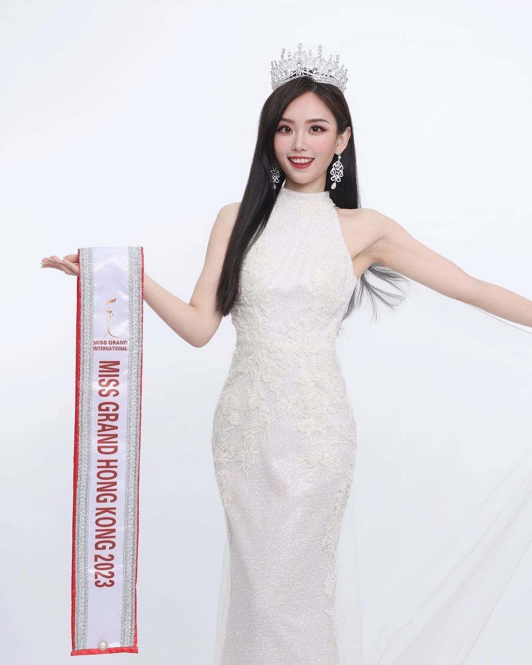 Hoa hau Hoa binh Hong Kong chep tai lieu len tay thi phong van-Hinh-2