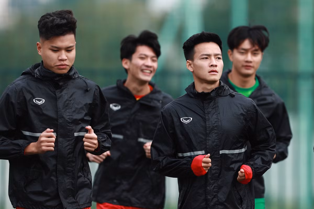 U20 Viet Nam nhoi the luc trong buoi tap khai xuan-Hinh-2