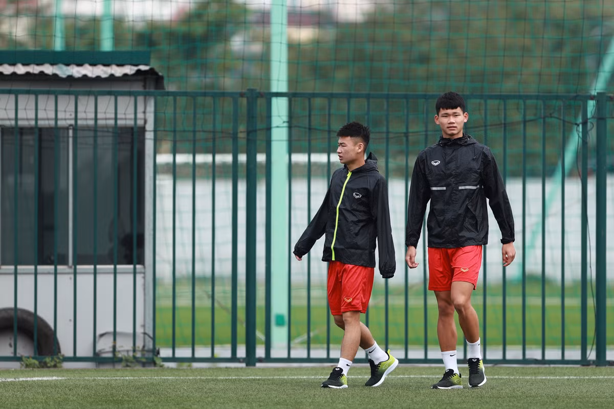 U20 Viet Nam nhoi the luc trong buoi tap khai xuan-Hinh-9