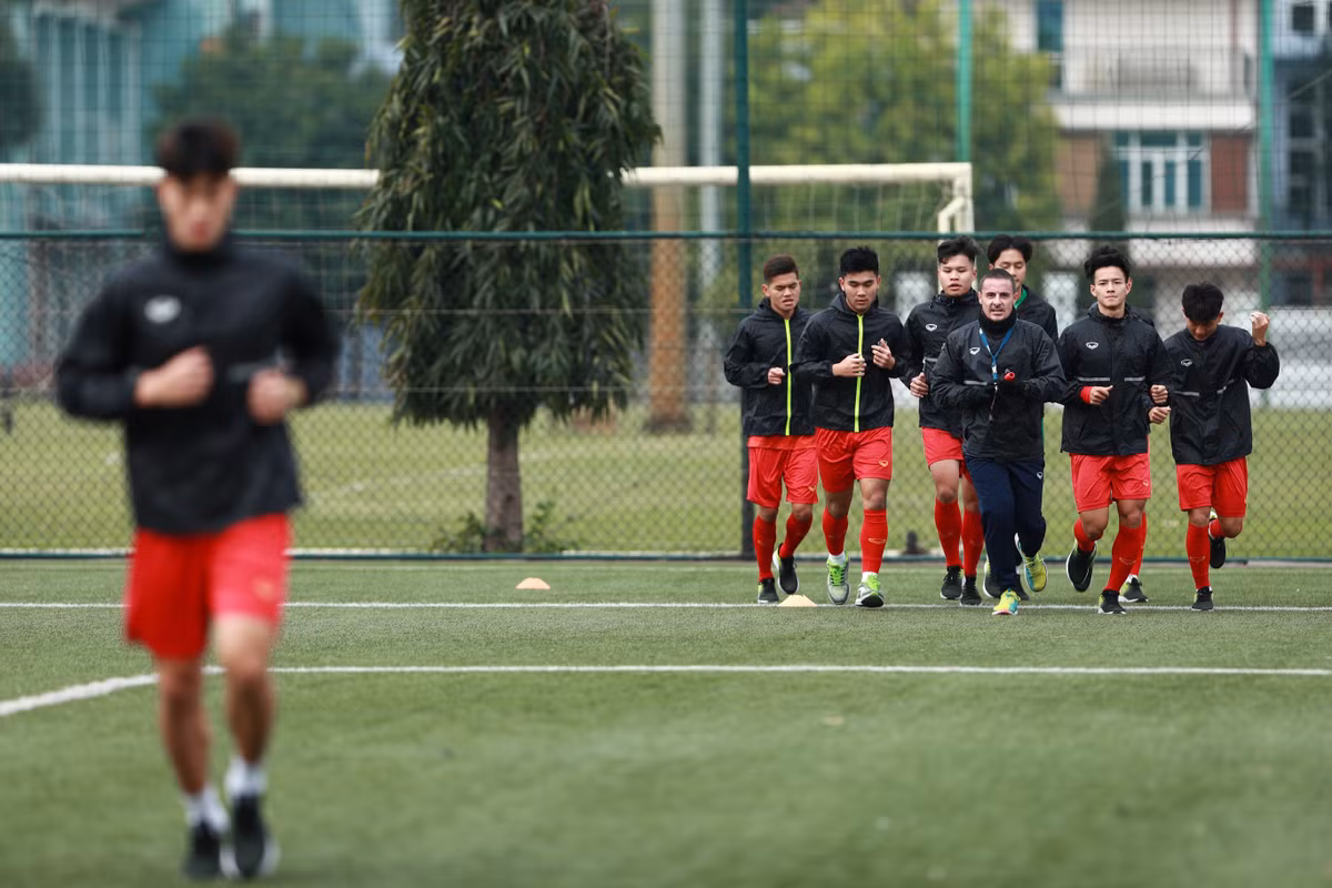 U20 Viet Nam nhoi the luc trong buoi tap khai xuan-Hinh-4