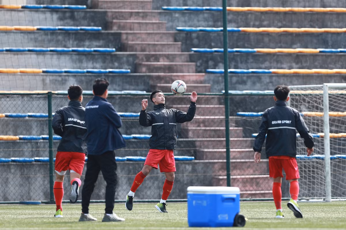 U20 Viet Nam nhoi the luc trong buoi tap khai xuan-Hinh-10