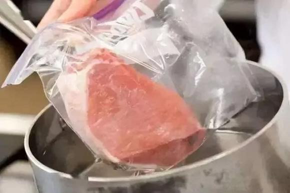 Thịt để trong tủ lạnh 1 năm còn ăn được hay không? Thit de trong tu lanh 1 nam con an duoc hay khong?