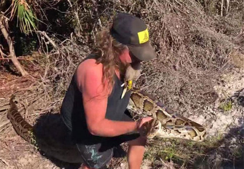 Video: “Lanh gay” truoc canh dung tay khong bat tran khong lo