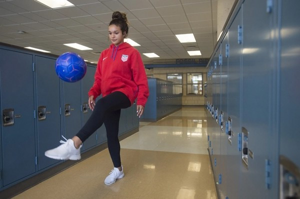 Nu cau thu My ghi 2 ban trong tran dau voi DT Viet Nam-Hinh-2