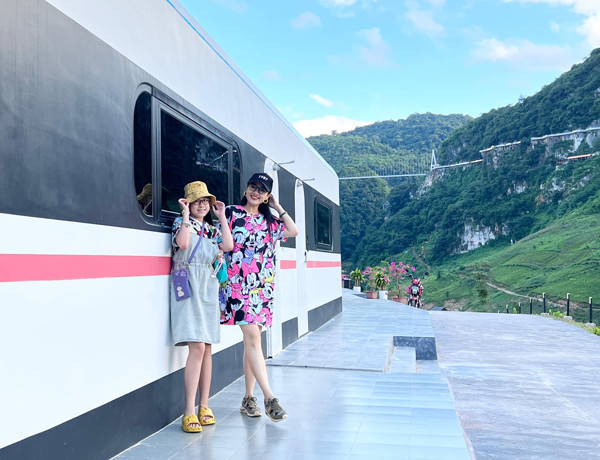 Luôn vui vẻ, thân thiết với con nhưng thực tế Hoài Anh lại là bà mẹ có cách dạy dỗ khá nghiêm khắc. Nữ MC nhà Đài quan niệm dạy con là phải rèn cho con tính tự lập, trò chuyện tâm tình với con để bé hiểu chứ không phải áp đặt: "Tôi coi em bé như người lớn, tôi trò chuyện nhiều với bé và để cho bé có chính kiến riêng, thể hiện quan điểm cá nhân của mình. Tất nhiên lì quá cũng phải có giải pháp, không khoan nhượng".