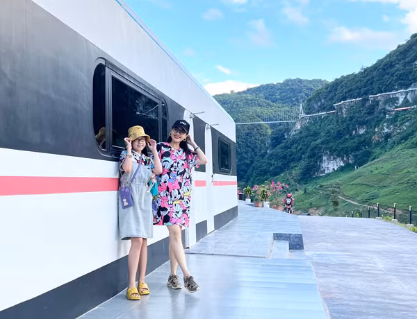 Luôn vui vẻ, thân thiết với con nhưng thực tế Hoài Anh lại là bà mẹ có cách dạy dỗ khá nghiêm khắc. Nữ MC nhà Đài quan niệm dạy con là phải rèn cho con tính tự lập, trò chuyện tâm tình với con để bé hiểu chứ không phải áp đặt: "Tôi coi em bé như người lớn, tôi trò chuyện nhiều với bé và để cho bé có chính kiến riêng, thể hiện quan điểm cá nhân của mình. Tất nhiên lì quá cũng phải có giải pháp, không khoan nhượng".