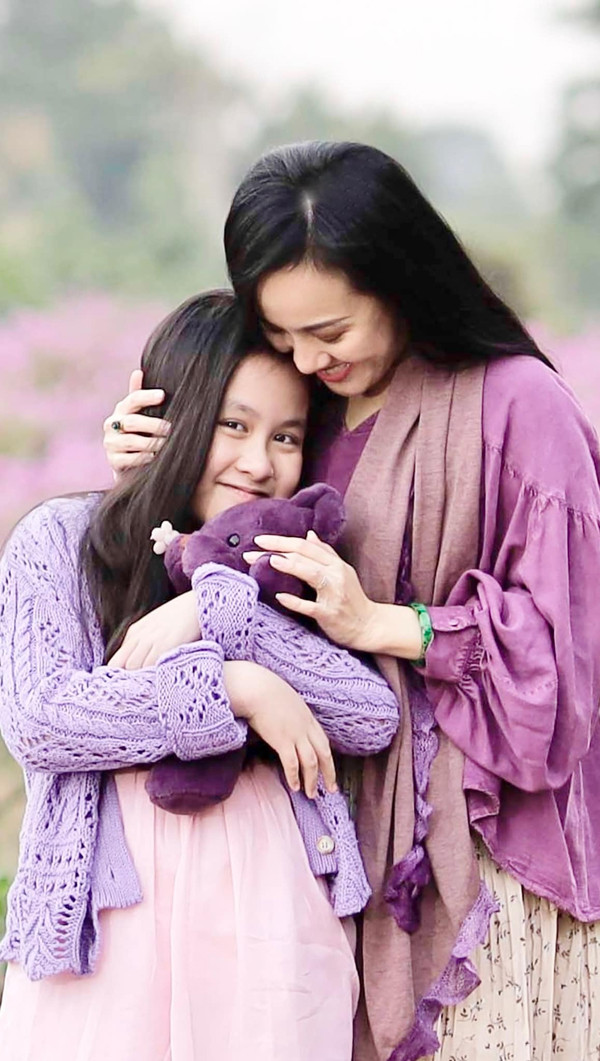 Vợ chồng BTV Hoài Anh muốn rèn cho con tự lập từ bé, nhưng cô khẳng định dạy con tính tự lập không có nghĩa là không gần gũi, quấn quýt con. Ngược lại, ba mẹ luôn ở bên con, thường xuyên trò chuyện, đặt ra các câu hỏi với con, khơi gợi cho con biết suy nghĩ nên làm gì trước mỗi tình huống để con tự quyết định, tự trả lời. Nhờ sự dạy dỗ chu đáo, cô bé Kỳ Uyên được ba mẹ nhận xét là người sống rất tình cảm, cẩn thận và khéo léo. Từ nhỏ đến giờ, cô bạn hiếm khi làm rơi vỡ đồ đạc trong nhà. Ngoài ra Uyên rất yêu thích ca hát, nhảy múa.