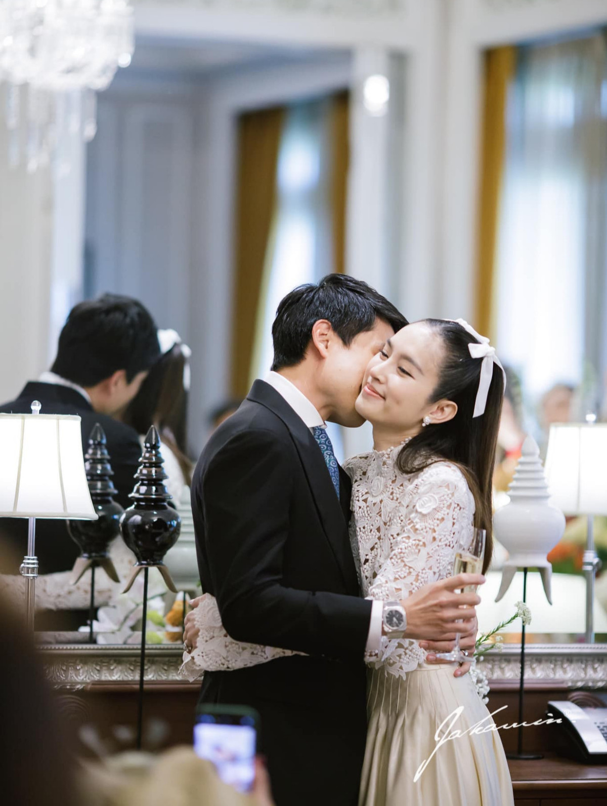 Gia đình 2 bên chọn ngày lành để làm lễ, cầu mong cặp vợ chồng trẻ sẽ bắt đầu cuộc sống mới thuận lợi, hạnh phúc.