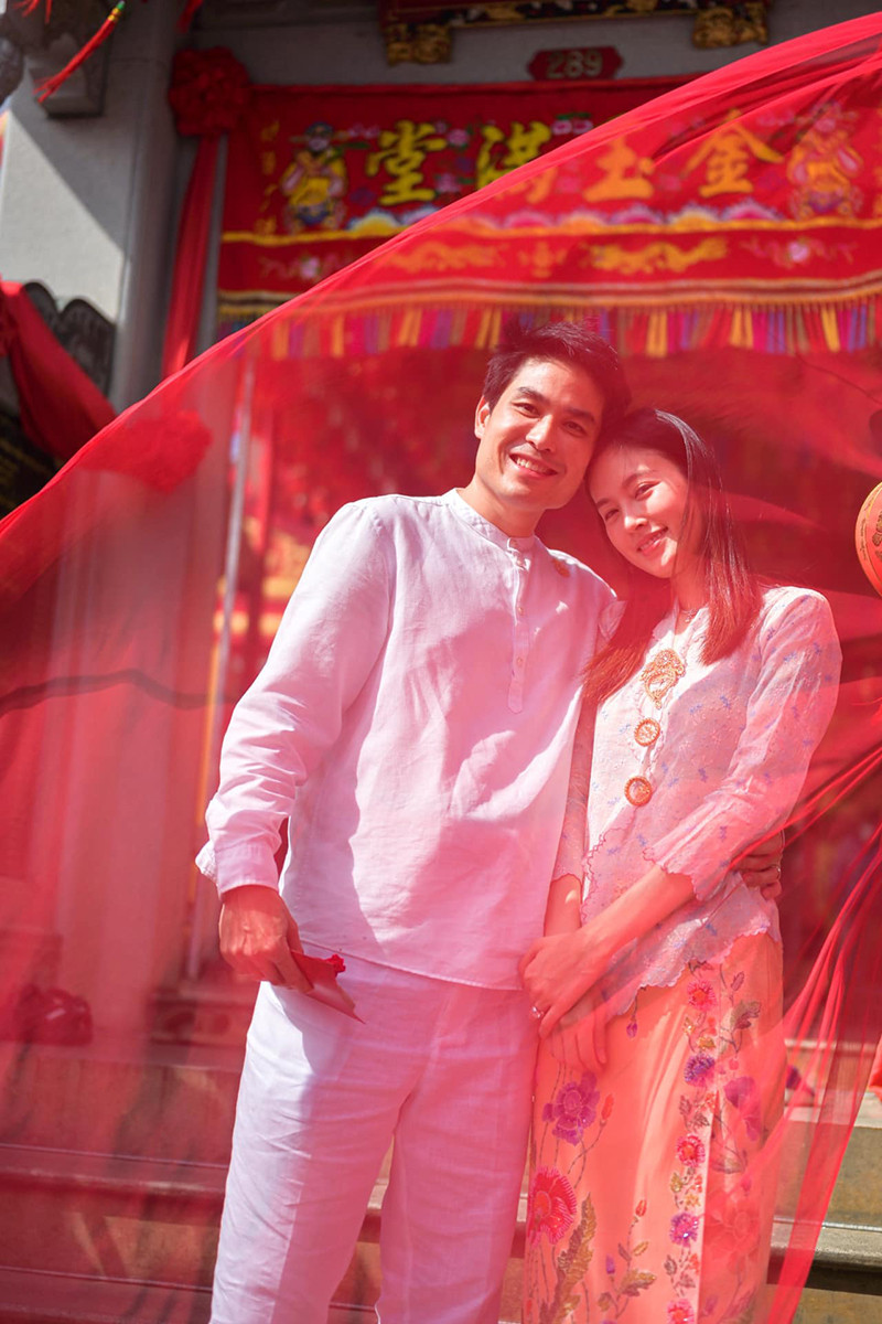 Nong Poy và doanh nhân Oak Phakwa Hongyok công khai mối quan hệ vào năm 2022. Họ quyết định về chung một nhà vào tháng 2/2023 trong sự chúc phúc, ủng hộ của người thân, bạn bè và người hâm mộ. Gia đình chồng tương lai của mỹ nhân chuyển giới hoạt động thành công, giàu có trong lĩnh vực kinh doanh nhà hàng, khách sạn, quán cafe và homestay tại Phuket, Thái Lan.