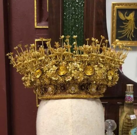 Vương miện được làm bởi các thợ lành nghề và chuyên gia nổi tiếng. Dù gia đình không tiết lộ giá trị của chiếc vương miện nhưng nhiều người đoán nó có giá trị cao. Chiếc vương miện này sẽ được Nong Poy đội trong ngày tổ chức hôn lễ của cả hai 1/3. Bố mẹ của Oak Phakwa Hongyok để các con tự tổ chức đám cưới theo ý thích, vì "đó là ngày của hai người chứ không phải của ai khác". Họ mong cặp đôi báo hiếu bố mẹ bằng cách giữ gìn hạnh phúc để cùng đi đến cuối đời. 