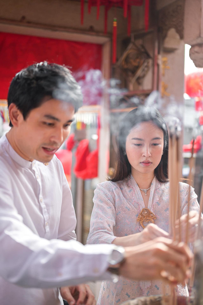 Nong Poy là diễn viên, ca sĩ và người mẫu nổi tiếng tại Thái Lan. Năm 17 tuổi, chàng trai sinh năm 1986 quyết định phẫu thuật thẩm mỹ để trở thành một cô gái thực thụ. Vượt qua mọi định kiến và đau đớn, Nong Poy hoàn thành ước muốn. Sau 2 năm phẫu thuật chuyển giới, Nong Poy giành ngôi Hoa hậu Chuyển giới Thái Lan năm 2004, Hoa hậu Chuyển giới quốc tế 2004.