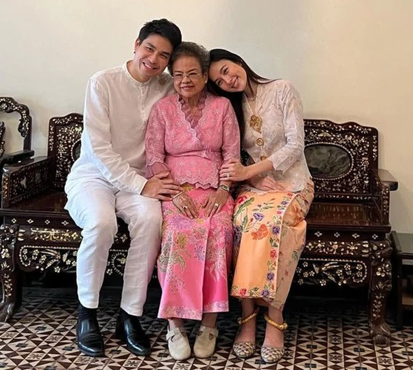 Vợ chồng Nong Poy chụp ảnh cùng bà của doanh nhân Oak Phakwa Hongyok. 