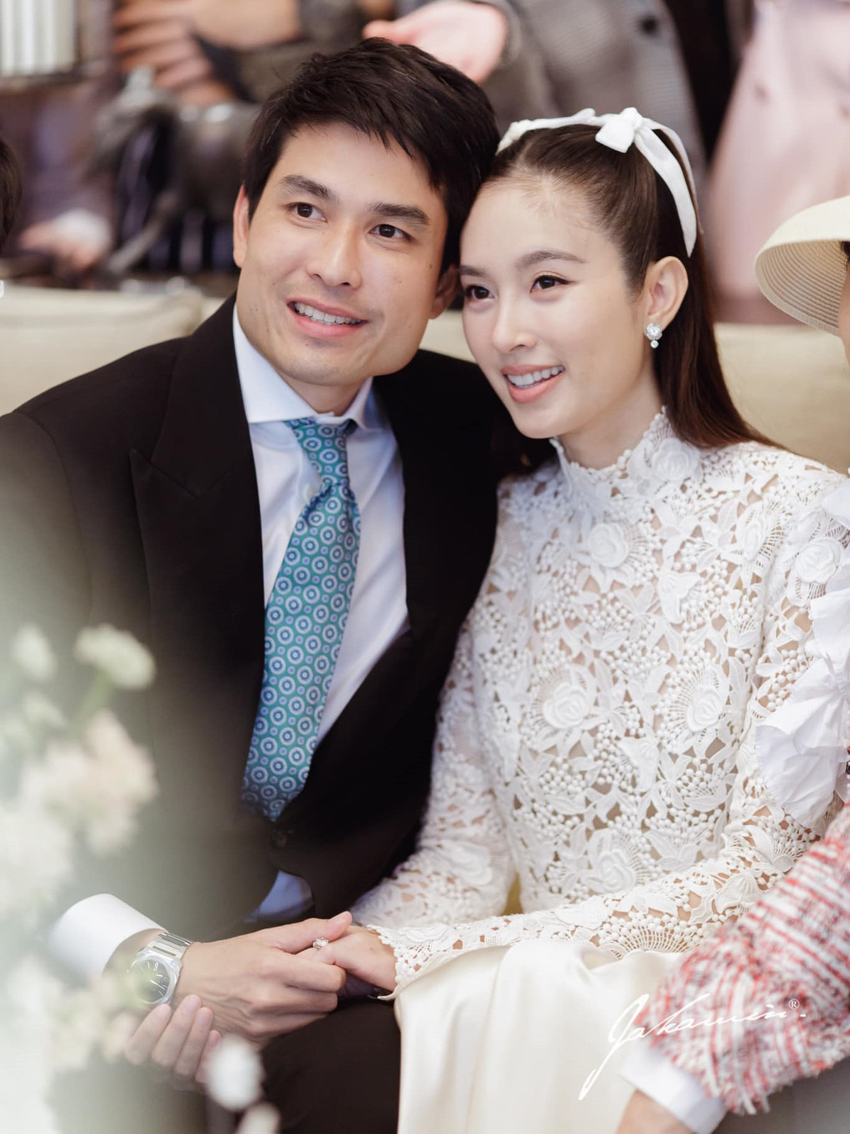 Trước đó, ngày 18/2, Nong Poy và doanh nhân Oak Phakwa Hongyok tổ chức tiệc độc thân với sự tham gia của bạn bè, người thân.