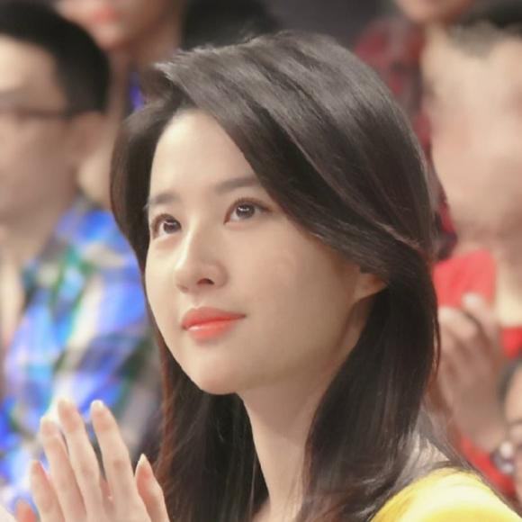 Điểm mạnh giúp Lưu Diệc Phi thành tâm điểm mọi lúc mọi nơi chính là đôi mắt to tròn sáng ngời như búp bê.