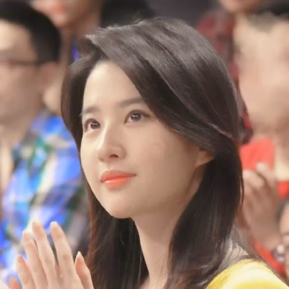 Điểm mạnh giúp Lưu Diệc Phi thành tâm điểm mọi lúc mọi nơi chính là đôi mắt to tròn sáng ngời như búp bê.