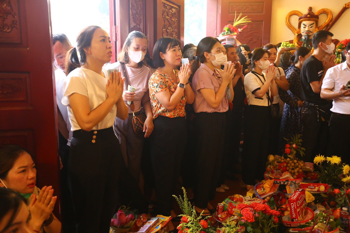 Phủ Tây Hồ, thuộc phường Quảng An, quận Tây Hồ, Hà Nội, thờ Mẫu Liễu Hạnh được cho là một trong những chốn linh thiêng của đất Kinh kỳ.