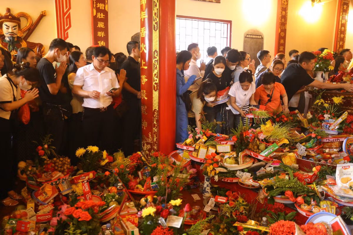 Bên trong điện chính gần như không còn chỗ đứng, sắp lễ.