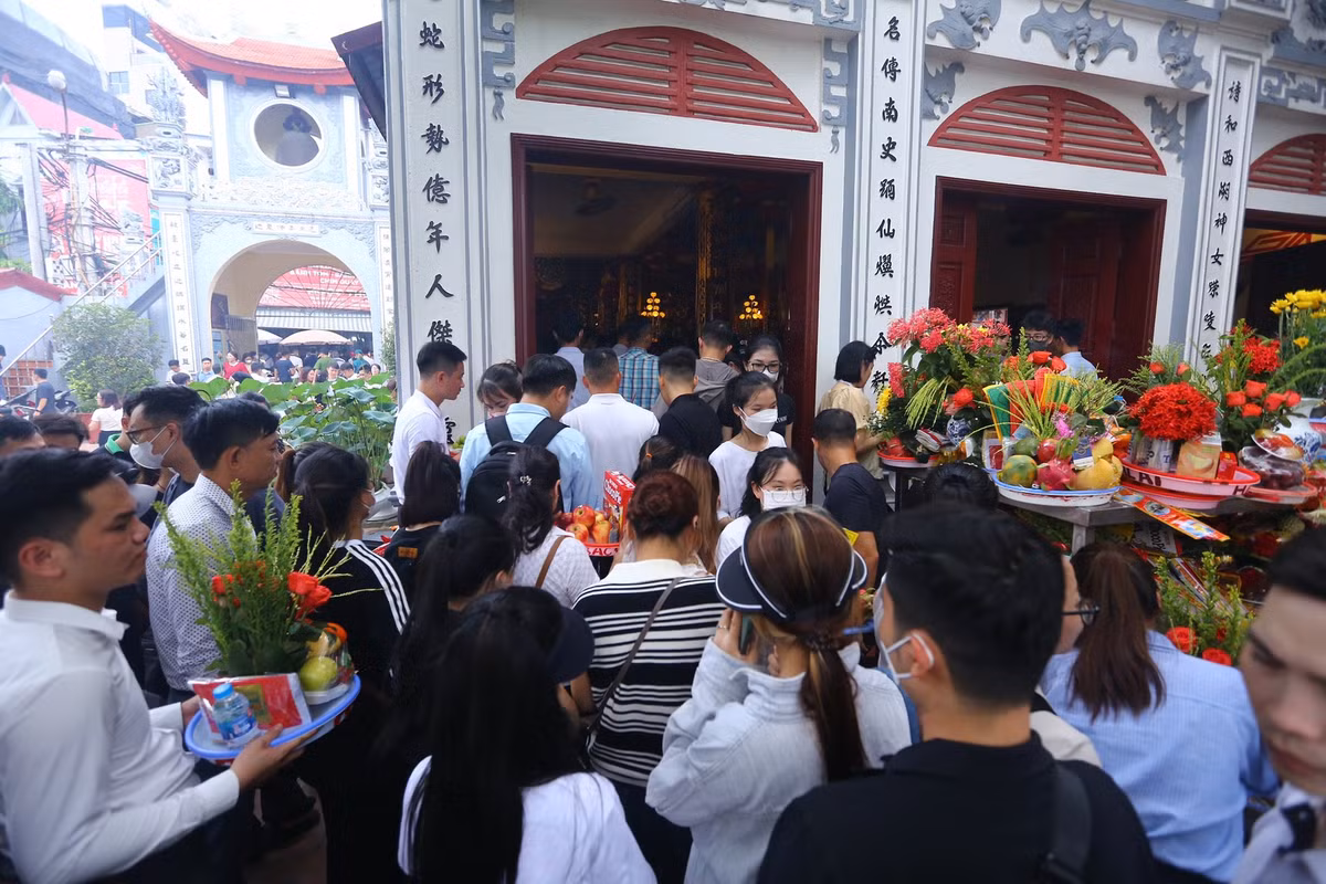 Các lối ra vào phủ đều trong tình trạng đông nghẹt đến "ngột thở".