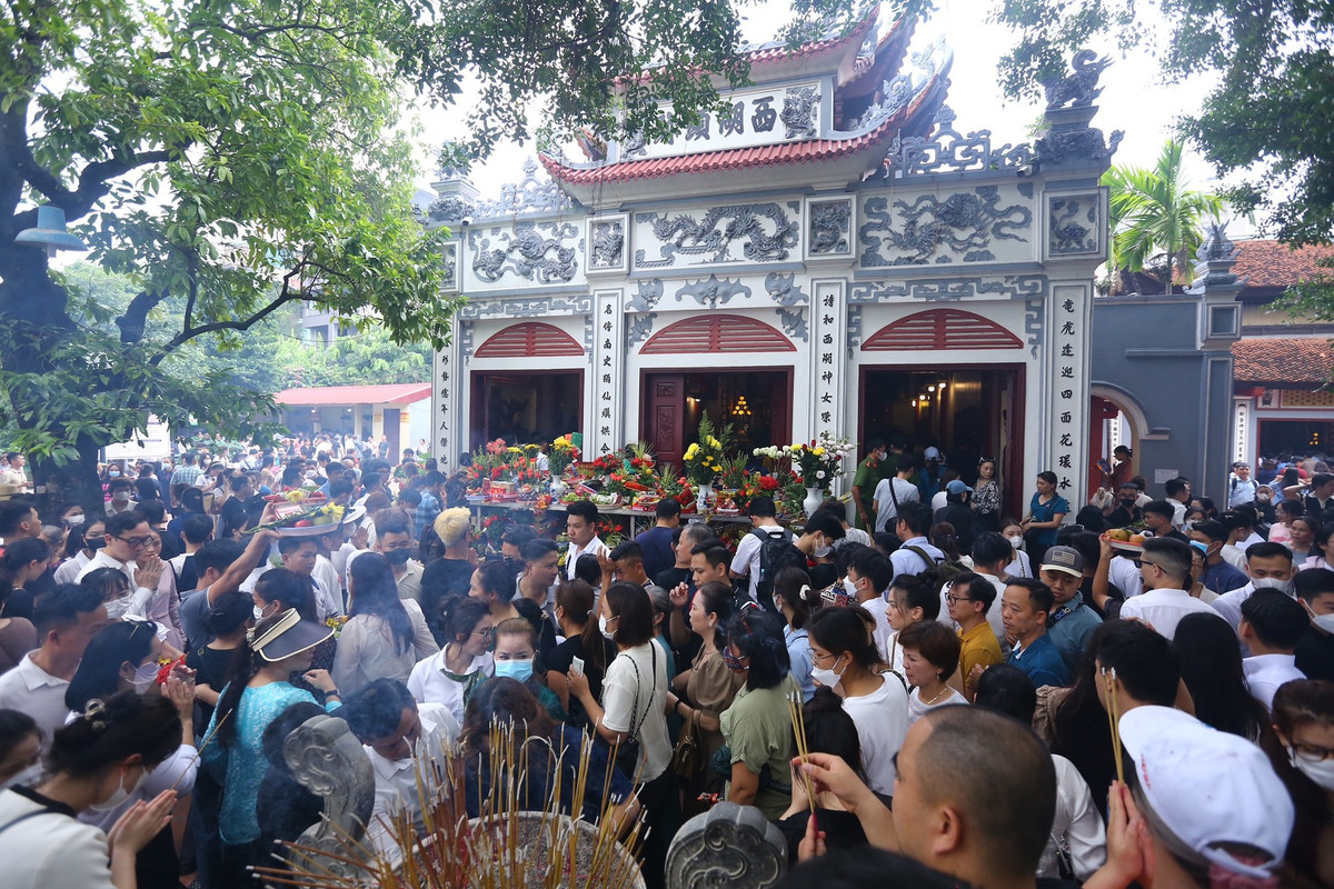 Sân trước cửa điện chính chật cứng người.