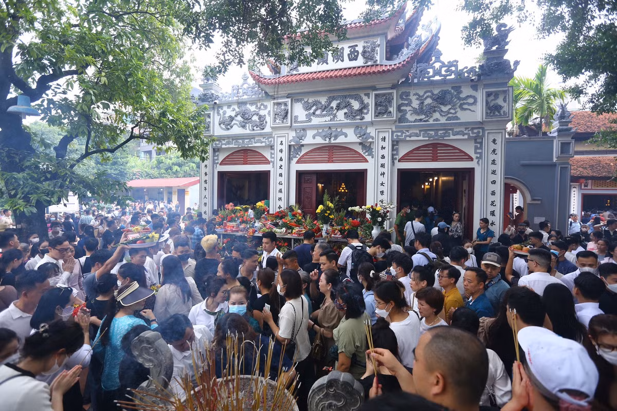 Sân trước cửa điện chính chật cứng người.