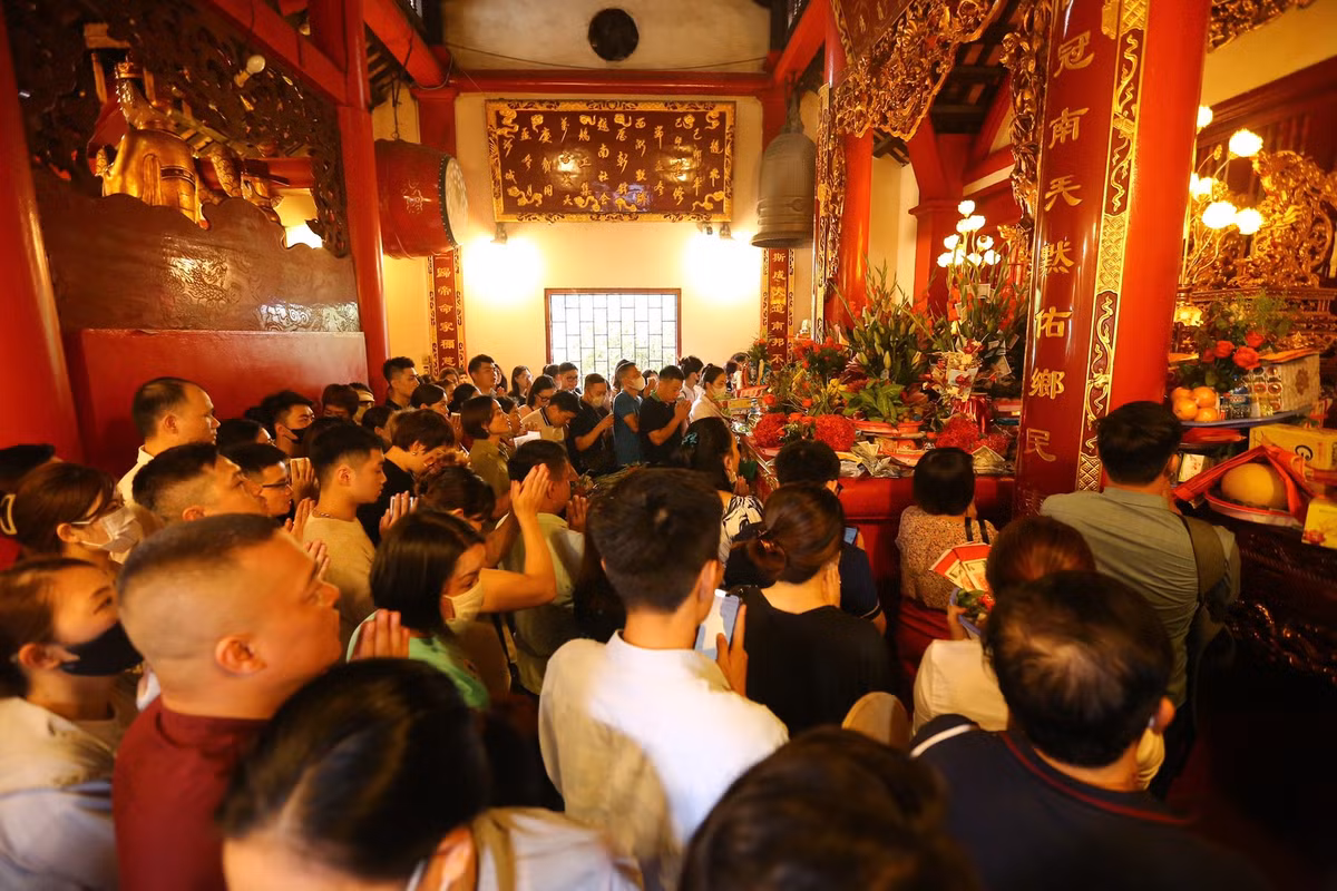 Không gian trong gian chính điện thờ Tam phủ công đồng Phủ Tây Hồ khá ngột ngạt vì quá đông người nhưng nhiều du khách vẫn cố gắng đến gần bàn thờ để hành lễ.