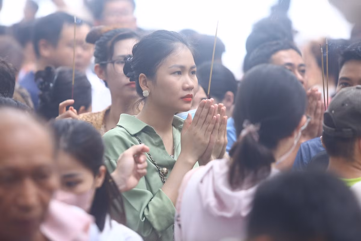 Nhiều người chiêm bái từ sân ngoài Phủ.