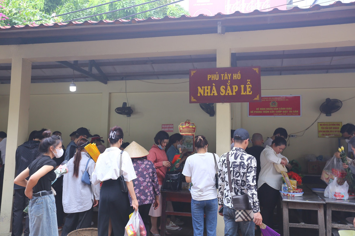 Mặc cho thời tiết Hà Nội đang nắng nóng, nhiều người vẫn đến Phủ Tây Hồ chen chúc, hành lễ trong ngày đầu tiên của tháng 7 Âm lịch. Khu vực nhà sắp lễ nườm nượp người ra vào.