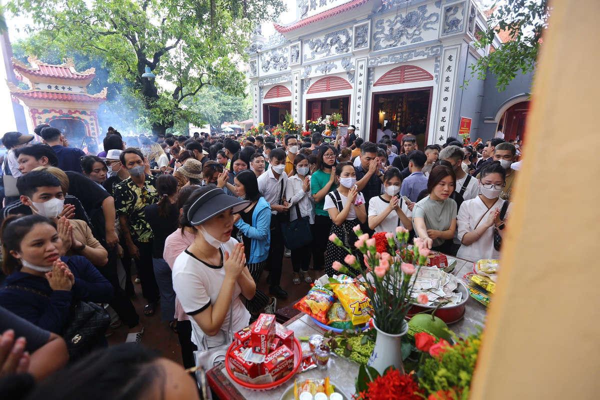 Khu vực sân trước Phủ chật cứng người đến chiêm bái.