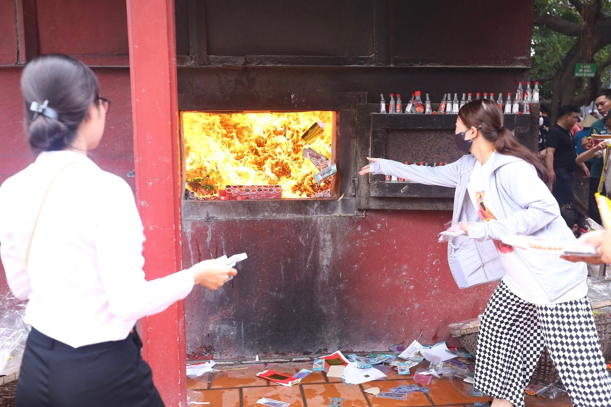 Khu vực đốt vàng mã luôn đỏ lửa, người dân xếp hàng đợi đến lượt vào hóa vàng.