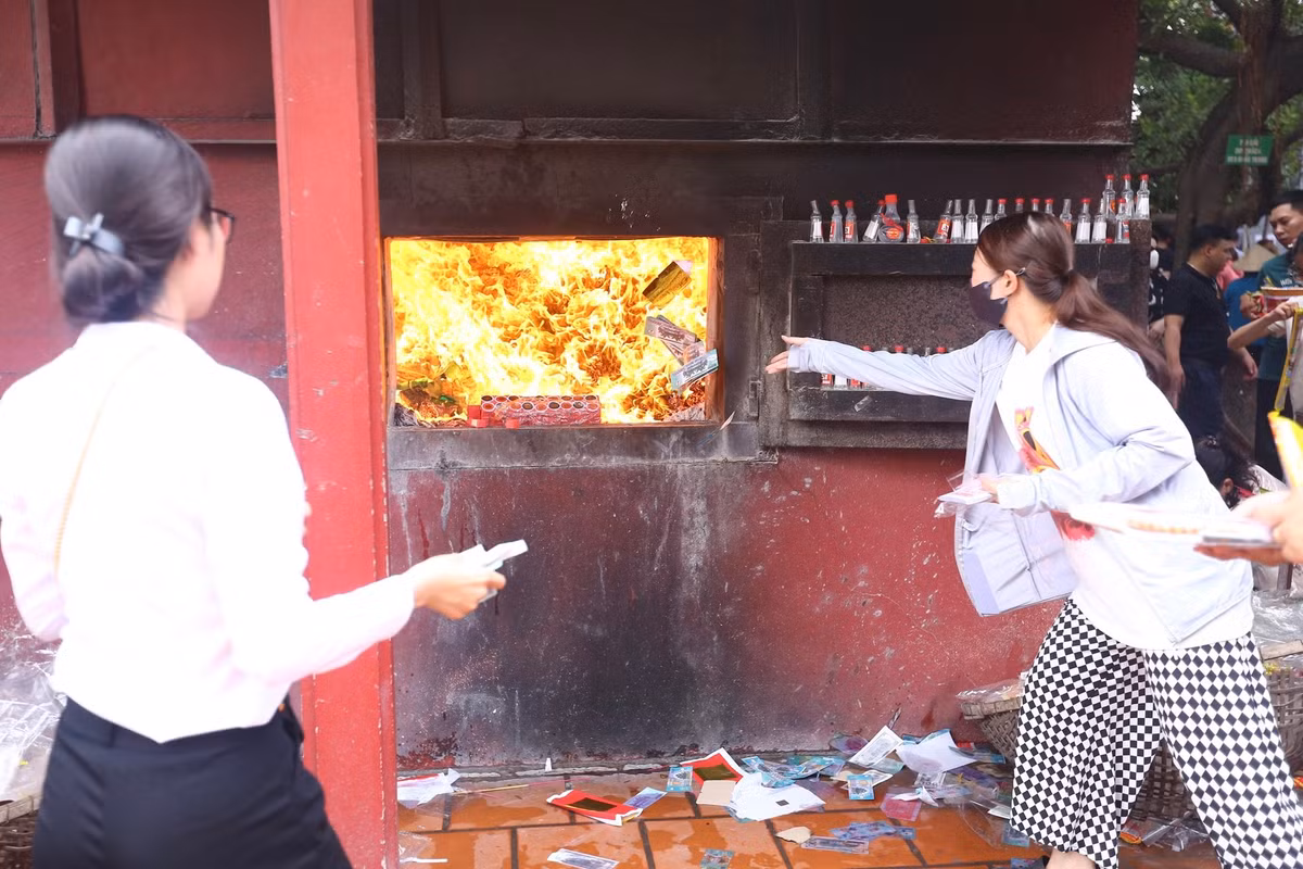 Khu vực đốt vàng mã luôn đỏ lửa, người dân xếp hàng đợi đến lượt vào hóa vàng.