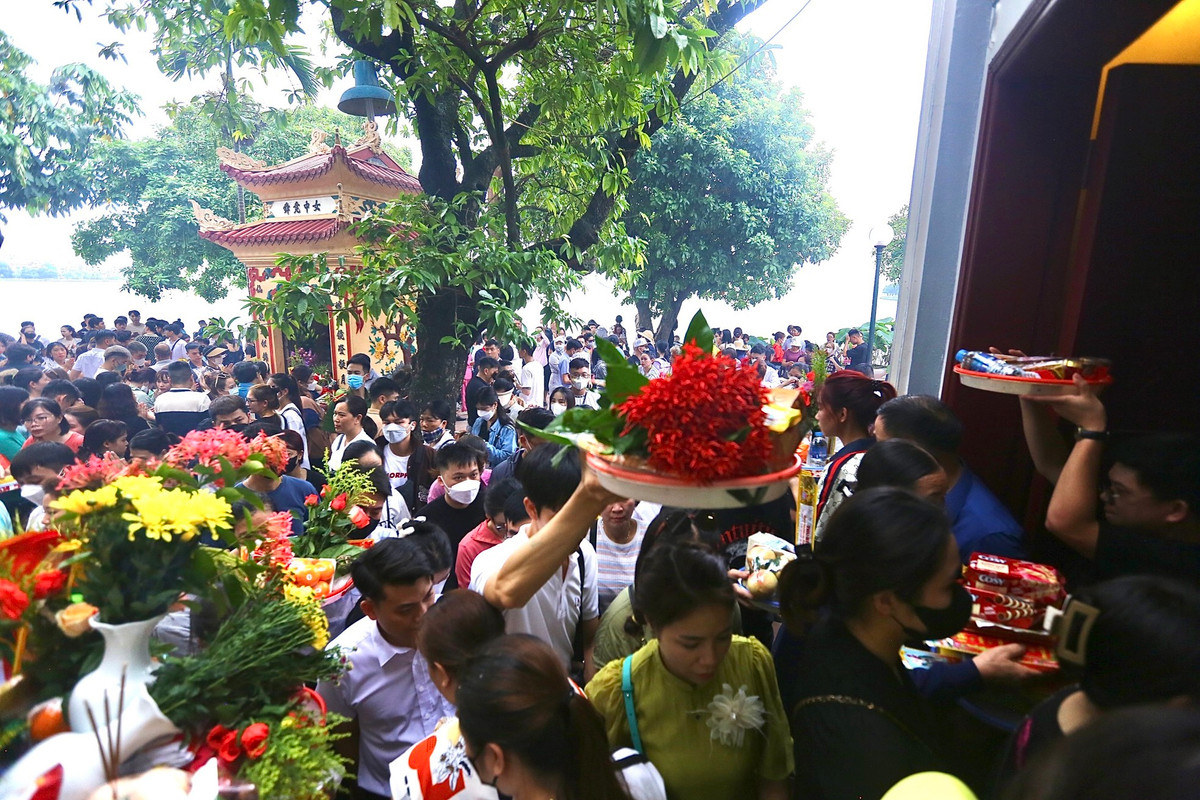 Những mâm cỗ đều được người dân đưa lên cao qua đầu để đưa vào trong điện chính.