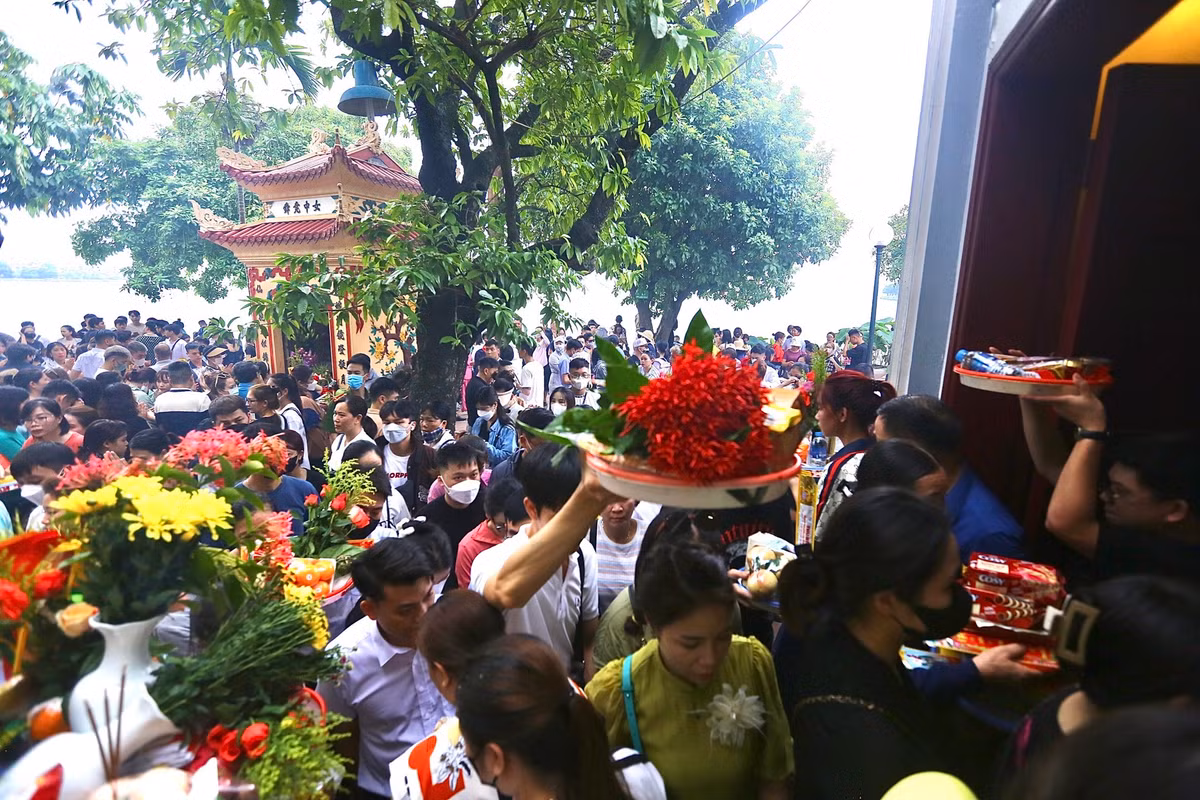 Những mâm cỗ đều được người dân đưa lên cao qua đầu để đưa vào trong điện chính.