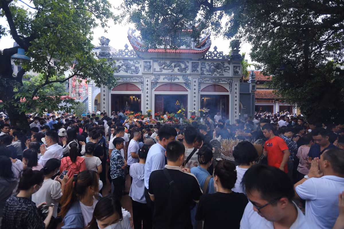 Theo tín ngưỡng dân gian, tháng "cô hồn” là tháng khá quan trọng nên người dân thường đến chùa, đền, phủ để cầu mong bình an, xua đi những điều xui xẻo trong cuộc sống ngay từ đầu tháng. Ghi nhận trong sáng và trưa nay (16/8, tức 1/7 Âm lịch), ngày đầu tiên của tháng "cô hồn”, hàng nghìn người dân Thủ đô đổ về Phủ Tây Hồ (quận Tây Hồ) để cầu mong bình an khiến nơi đây đông nghẹt người. Các khu vực sắp lễ, khu lễ, điện chính... đều tấp nập người ra người vào, thậm chí nhiều người phải chen lấn mướt mồ hôi để có thể vào hành lễ.