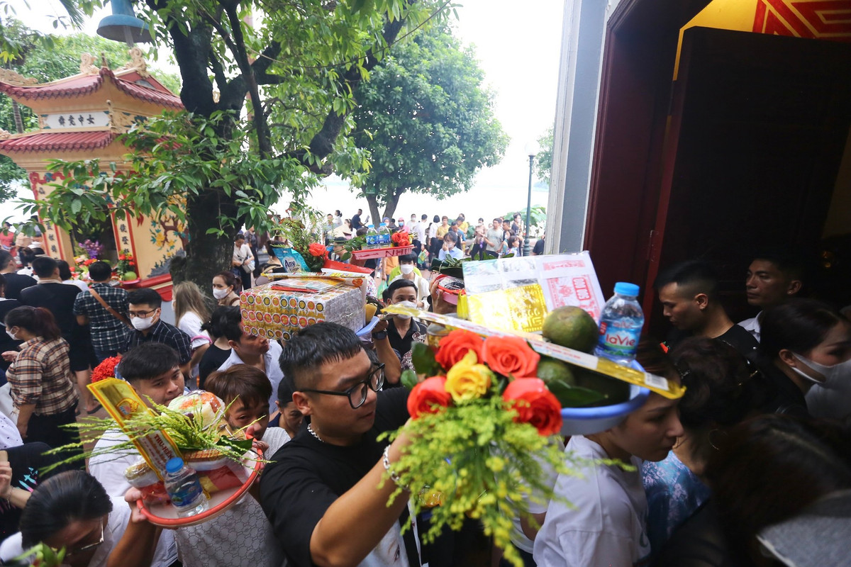 Mọi người đều mong muốn những điều tốt đẹp, may mắn trong tháng 7 Âm lịch khi đến hành lễ ở Phủ Tây Hồ.