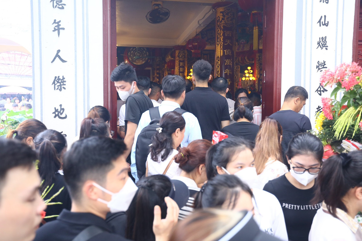 Nườm nượp kẻ ra người vào.