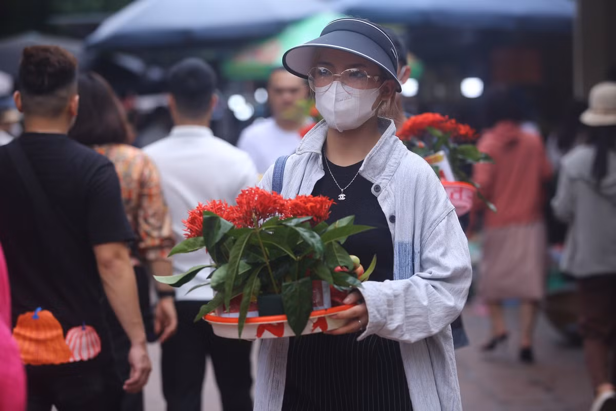 Một mâm lễ cơ bản với tiền vàng, nhang nến và hoa quả có giá trung bình từ 100.000đ - 200.000đ.