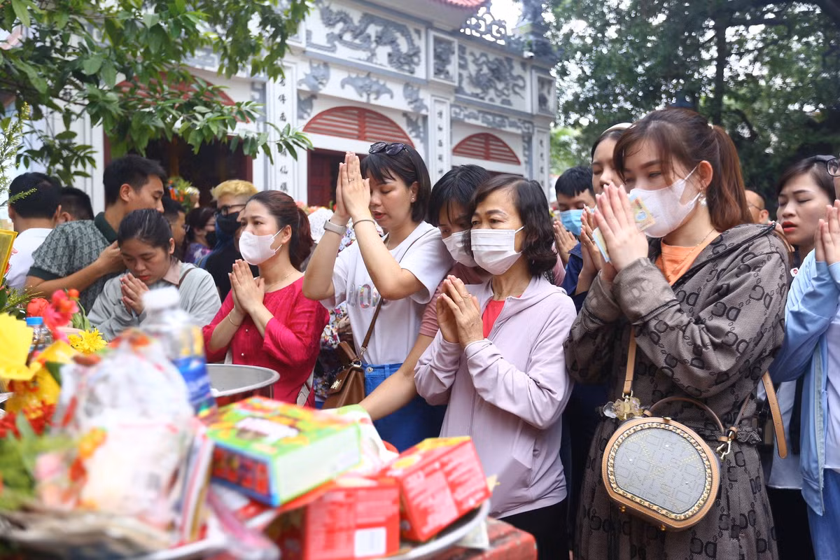 Trước các ban lễ, người người đứng sát nhau, đông đúc đến nghẹt thở.