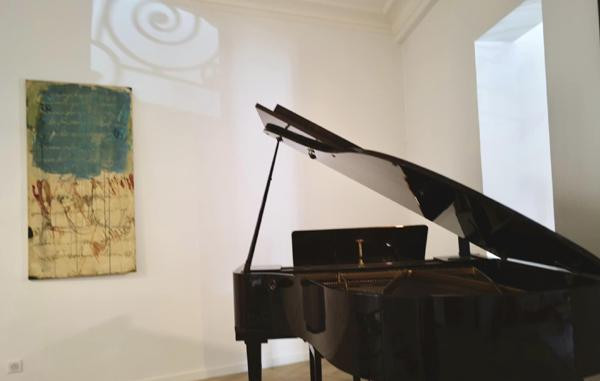 Được biết, thời gian qua chị "Bống" sống ở Pháp và quyết định mua nhà ở đây. Ngôi nhà của chị được đồng nghiệp lẫn fan dành lời khen tặng. Đây không phải là lần đầu, nữ diva nhạc Việt được khen vì từ trước đến nay, Hồng Nhung là người có gu thẩm mỹ rất tốt. Ngôi nhà nào của chị cũng rất tinh tế và xinh đẹp.